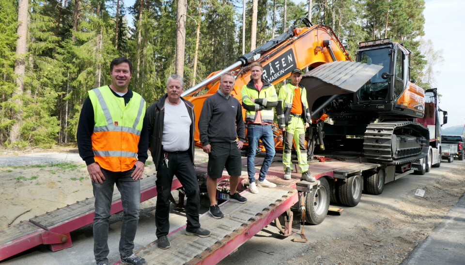 OVERLEVERING: Her fra overleveringen sist høst. Fra venstre: Jon Boye Lie (Lie Maskin AS, selger for Rosendal Maskin), Jan Andersen (lastebilsjåfør Rosendal), Per Eivind Braaten (SMP Parts, Bråten kjører SMP rundt baut), Tore Bråten og Sven Arne Johansen (maskinfører T. Bråten Maskin AS).