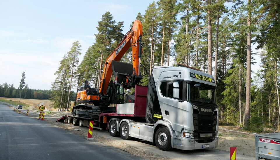 TRANSPORT: Maskinen bak på transporten til Rosendal Maskin.