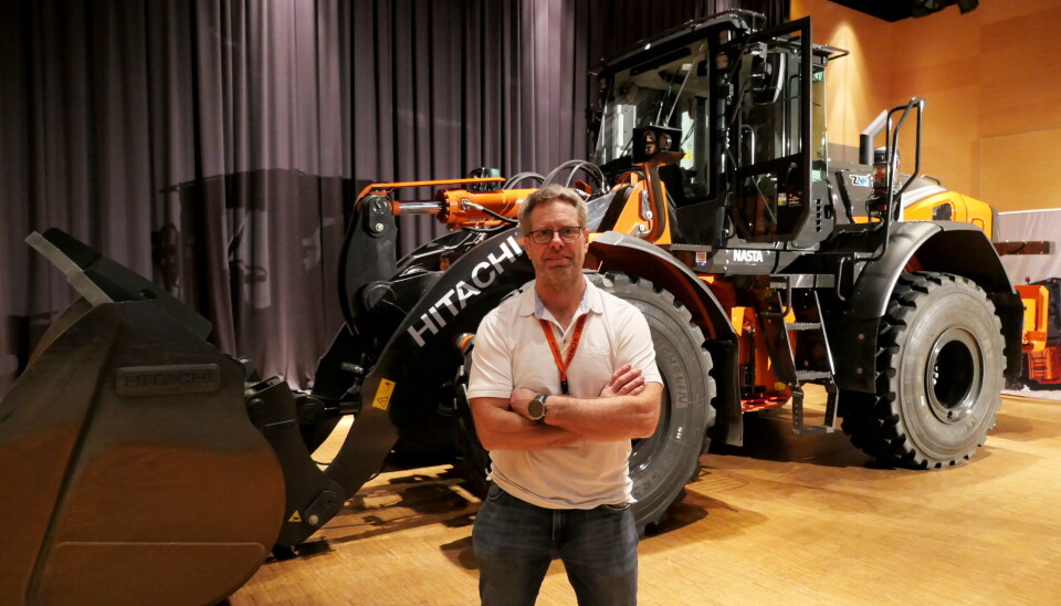 KONFERANSENS STØRSTE: Ole Kristian Skauan fra Nasta hadde fått manøvrert en ny 19-tonns Hitachi hjullaster inn i konferansesalen, og med den på plass forsterket det inntrykket av at dette var en samling for anleggsfolk og veibyggere.