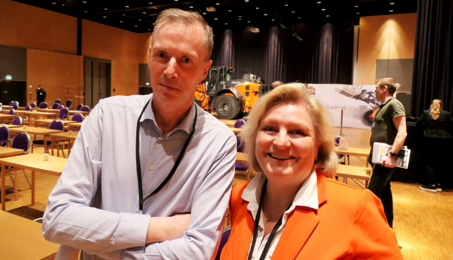 MILJØTANKEGANG: Anita Hall i Norsk Bergindustri og Ragnar Bragstad i Veiteknisk Institutt slo fast at miljøtankegang, samhandling og nye samarbeidsformer virkelig har slått rot hos aktørene innen stein, pukk og asfaltindustri.