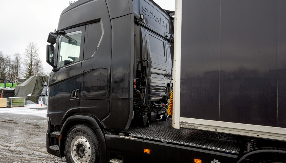 SKJULT: Vanligvis er sidespoilerne til å trekke frem. På den nye, forlengede hytta sitter de fast og skjuler hele den 27 centimeter store forlengelsen. Første Scania i Norge med den forlengede hytta.