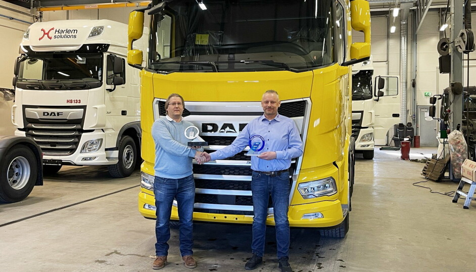 OVERREKKELSE: Nylig fikk den Norske DAF-representanten Atle Havig i Nordic Trucksenter overrakt begge to minitrofeene i Råde. Det var Anlegg&Transports norske jurymedlem, Torbjørn Eriksen, som overrakte trofeet til Havig.