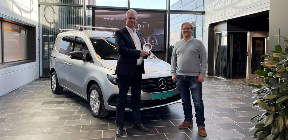 UTDELING: Mercedes-Benz Citan hadde for anledningen æres-plasseringen i resepsjonen til Bertel O. Steen på Lørenskog. Per Ragnar Johansen mottok troféet fra Torbjørn Eriksen i Anlegg&Transport.