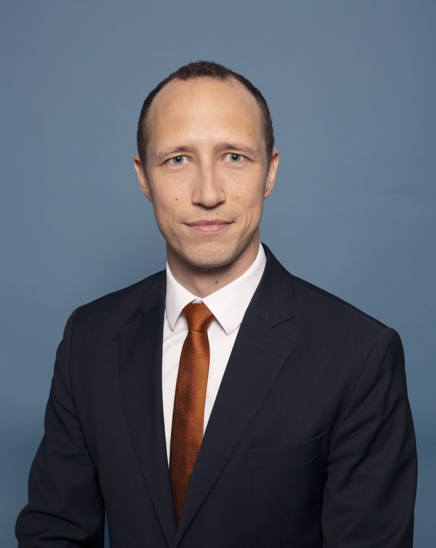 Andreas Falch Haugland er Senioradvokat i Advokatfirmaet Simonsen Vogt Wiig AS. Her tar han for seg NS 3420 som utgjør et komplett system for beskrivelse og kalkulasjon av bygge- og anleggsarbeider, inkludert tekniske installasjoner. Foruten å være et beskrivelses- og kalkulasjonssystem inneholder standarden krav til materialer og utførelse, ofte i form av henvisning til mer spesialiserte standarder.