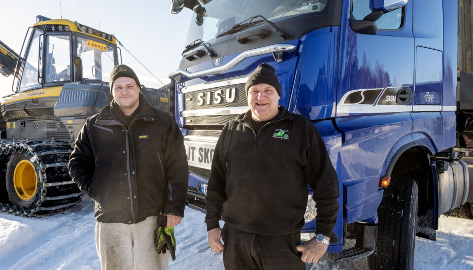 FAR & SØNN: Både Juhani (57) og Lasse (32) Tala begynte å jobbe i skogen som 16 åringer. Lasse har jobbet hele livet sammen med faren.