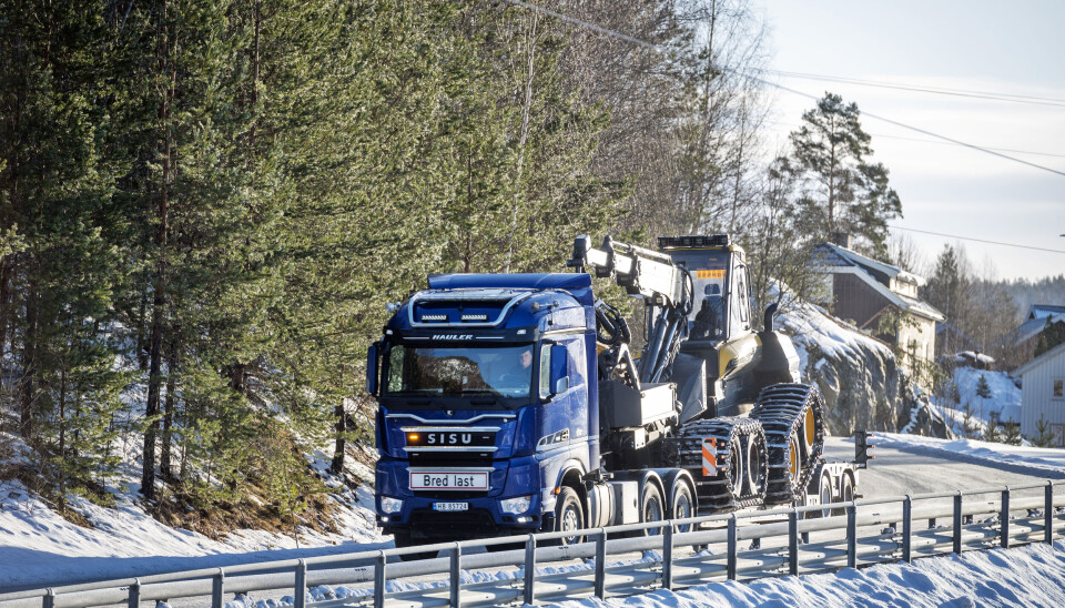 HELFINSK: Det er en helfinsk når Juhani Tala kommer kjørende. Halvt finsk mann, finsk lastebil og finsk skogsmaskin.