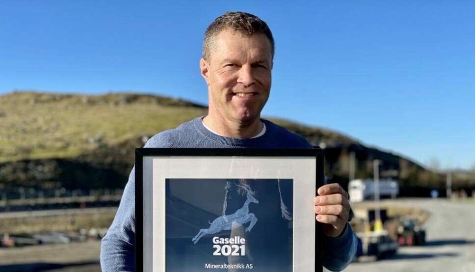 En stolt Arne Kenneth Øvstebø, daglig leder i Mineralteknikk, med Gaselle-beviset fra Dagens Næringsliv.