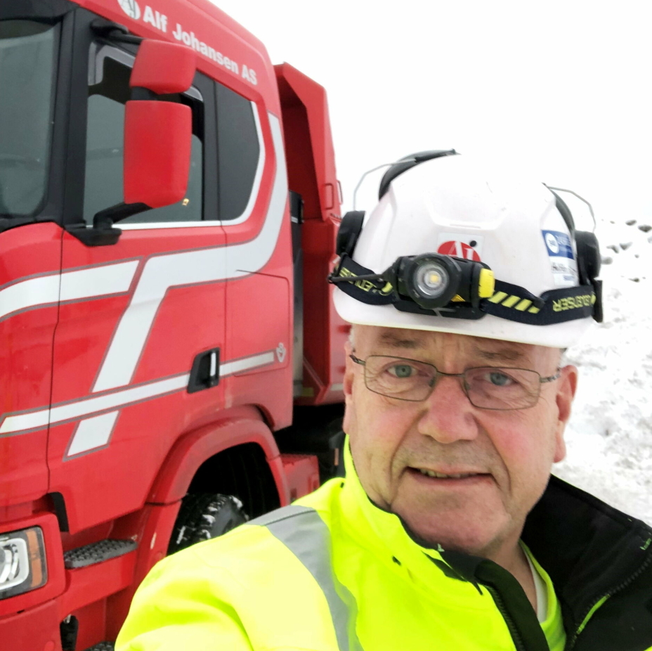 AV MED DRESSEN: På med hjelm og signaltøy for Halfdan Haugan.
