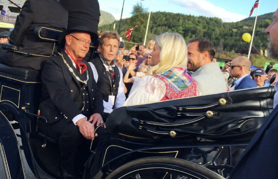 KRONPRINSPARET: Her er ordfører Halfdan Haugan i en hestevogn sammen med kronprinsparet.