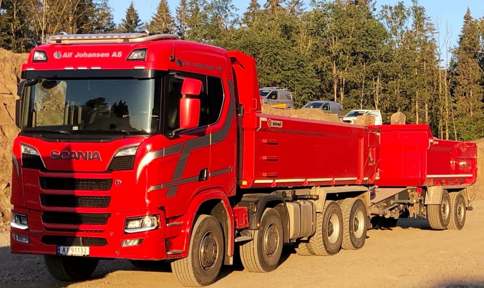 SCANIA 2019-MODELL: Bilen Halfdan Haugan kjører er en 4-akslet Scania 580 fra 2019. Bak har han en 2-akslet tippkjerre.