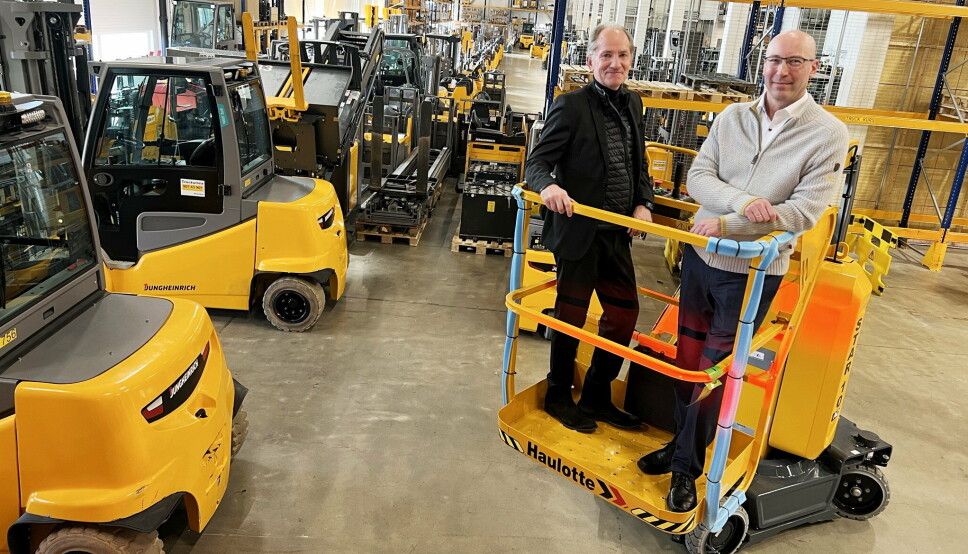 NY REPRESENTANT: Jungheinrich Norge skal selge og vedlikeholde lifter fra Haulotte i Norge. Salgssjef Fredrik Høyer-Dahl i Jungheinrich Norge (til høyre) og Robert Magnusson, VD Haulotte Scandinavia, mener partnerskapet passer begge parter glimrende.