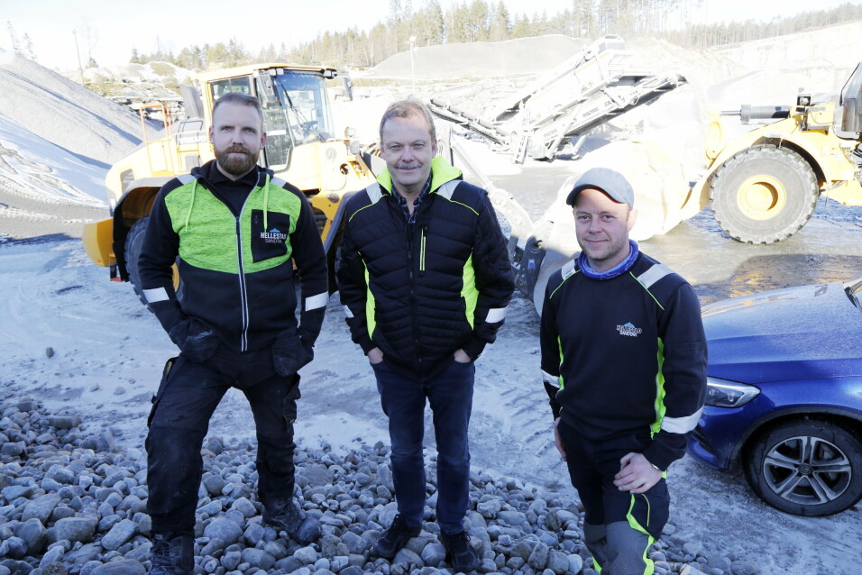GUTTANE: - Vi må ha med guttane på et bilde, sier Olav Hellekås (midten). Til venstre er Øystein Hellekås (sønnen til søskenbarnet til Olav) og Espen Gravjord.