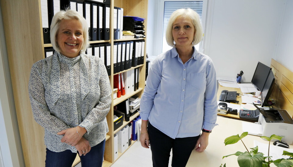 PÅ KONTORET: Kristin Hellestad (t.v.) og Lone Hellekås holder orden i det administrative. Damene er konene til Ingvar Hellestad og Olav Hellekås som inntil 2018 eide hele bedriften.