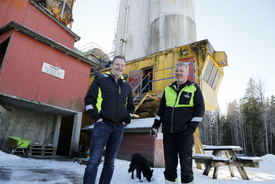 SKAL SKIFTES UT: Betongstasjonen bak Olav Hellekås (t.v.) og Kjetil Haugerud er fra 1983 og skal skiftes ut denne våren.