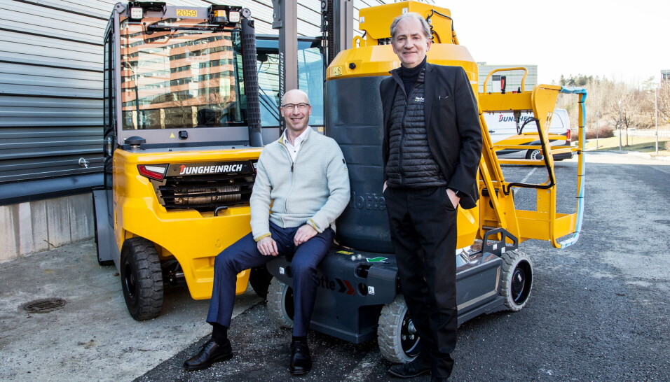 SKAL FÅ TRØKK I LIFTSALGET: Jungheinrich Norge inngår partnerskap med Haulotte om salg og service av Haulottes lifter. Salgssjef Fredrik Høyer-Dahl i Jungheinrich (til venstre), og Robert Magnusson, VD Haulotte Scandinavia tror dette vil gi begge parter et lift.