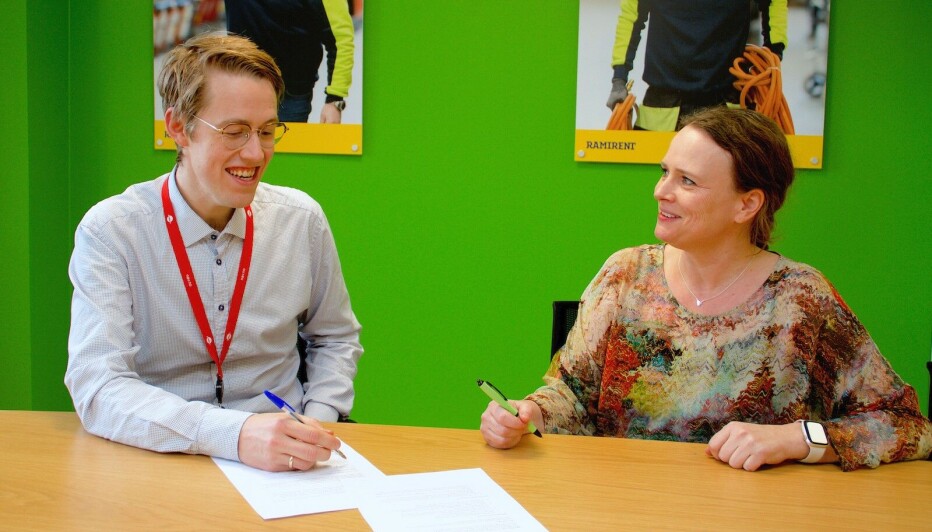 Markedskontakt i NAV Vestre Aker, Lars Martin Vik, og HR-direktør Henriette Hall-Eriksen i Ramirent Norge signerte den nye samarbeidsavtalen.