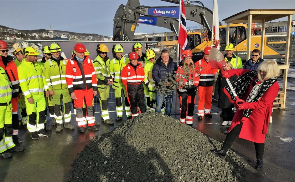 Ordfører i Harstad, Kari-Anne Opsal, tar første spadetak i Harstadpakkens trinn to foran en feststemt gjeng fra Statens vegvesen, Harstad kommune, Troms og Finnmark fylkeskommune og entreprenørselskapet Anlegg Øst AS.