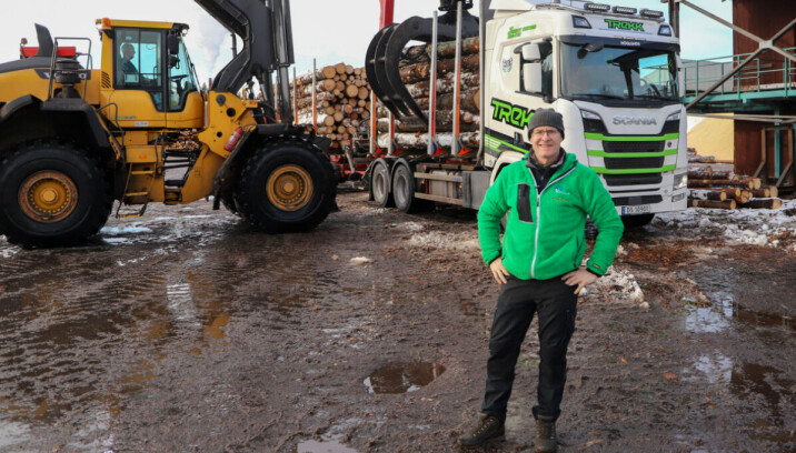 Tommy Rustad har sitt eget foretak. I Tra-Tek har han to ansatte og de kjører for transportsentralen Trekk Tømmer. Bildet er fra lossing av tømmer hos RingAlm.