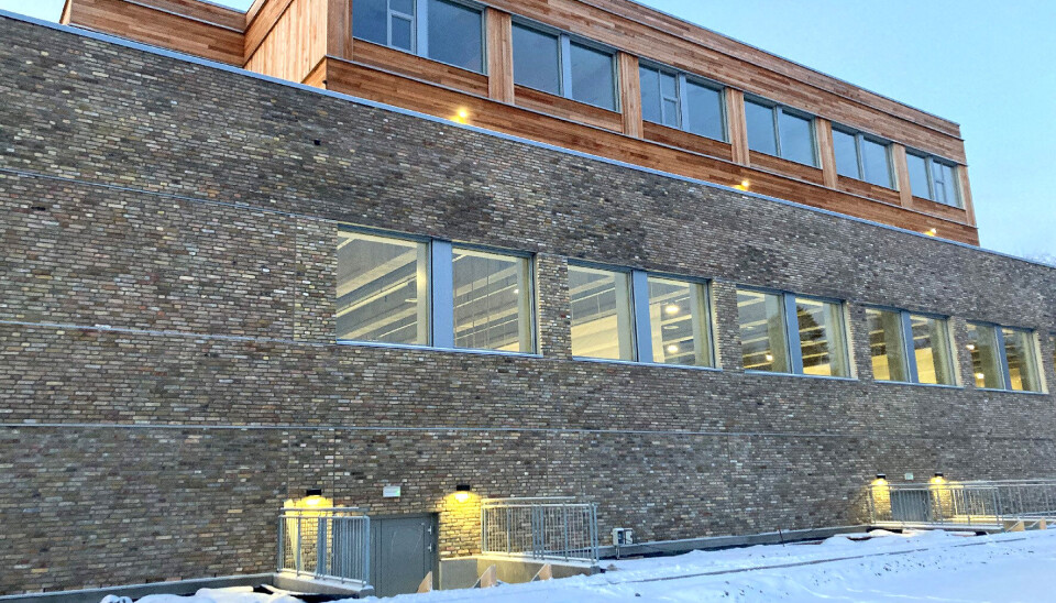Eikeli videregående skoles nybygg inneholder en klimavennlig idrettshall, med skolerom på toppen. Bygget skal sertifiseres som Breeam Excellent, og er bygget som et plusshus med innovativ energilagring. Det vil si at skolen skal produsere mer strøm enn den forbruker.