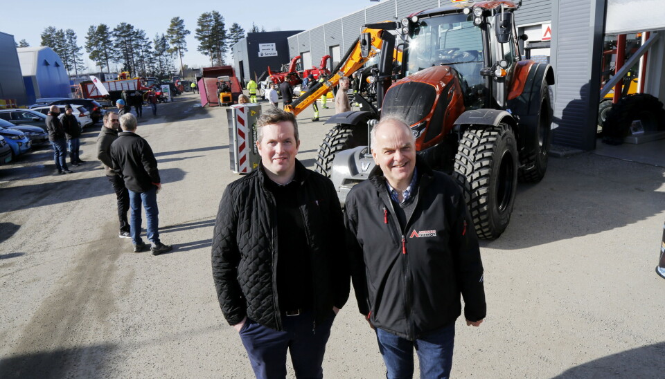 FOLKSOMT: Det var godt med besøk på kommune- og entreprenørdagen. Her er Eikmaskins Valtra-ekspert, Nils Sand (t.v.) og salgssjef Per Ivar Hveem i Akershus Traktor.