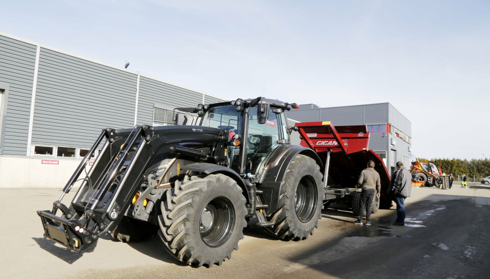 RÅTASS: Denne sorte Valtra-traktoren sto midt på plassen med en Gigant-henger fra Mørk Maskin bakpå.