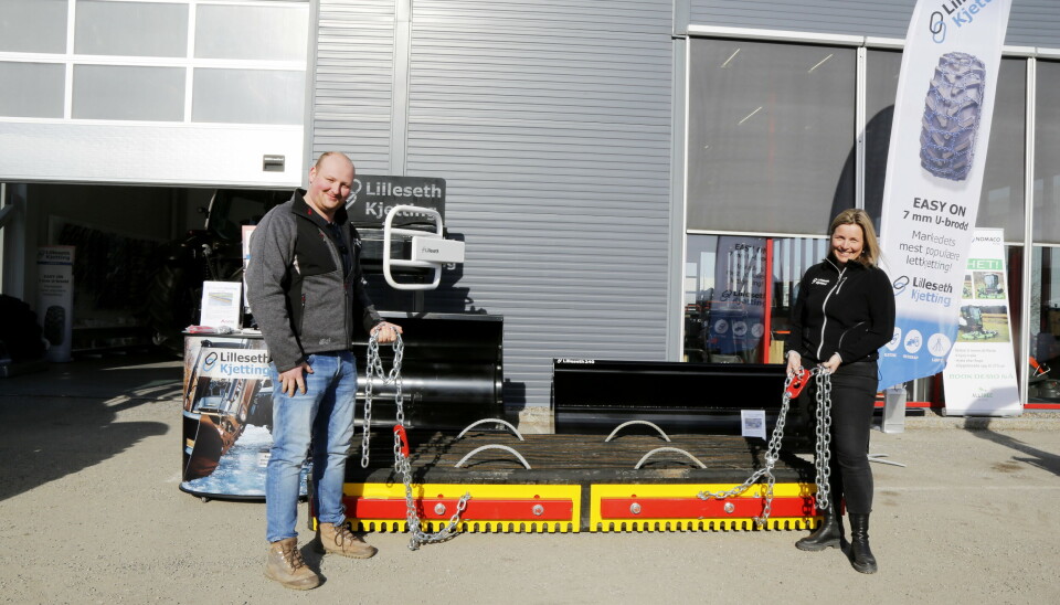 SLODDER: I mars hadde produktsjef Audun Aaserud og markedssjef Stine Lilleseth i Lilleseth Kjetting en stand på et arrangement hos Akershus Traktor på Jessheim.