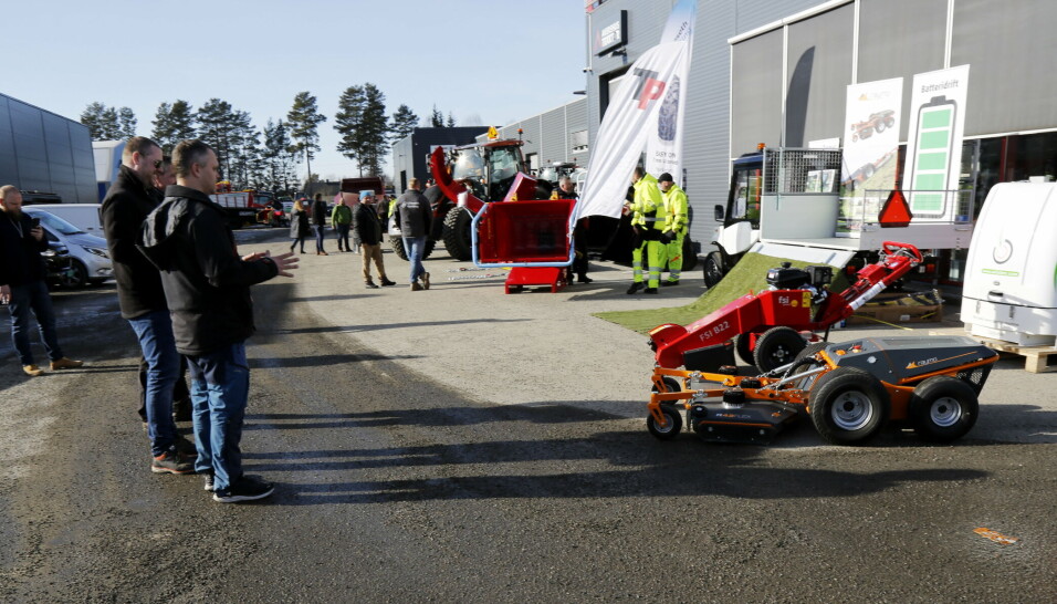 FJERNSTYRT: Demo av den fjernstyrte batteridrevne Raymo-gressklipperen på plassen ved standen til Nomaco Norge.