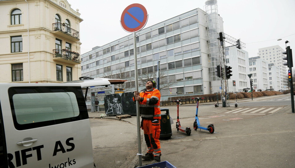 PLASSERING: Stolpen monteres og skrus i fundamentet.