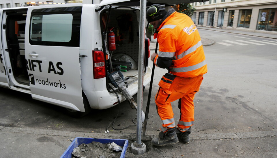 PÅFYLL: Masse tilbakeføres og trykkes ned med spett.