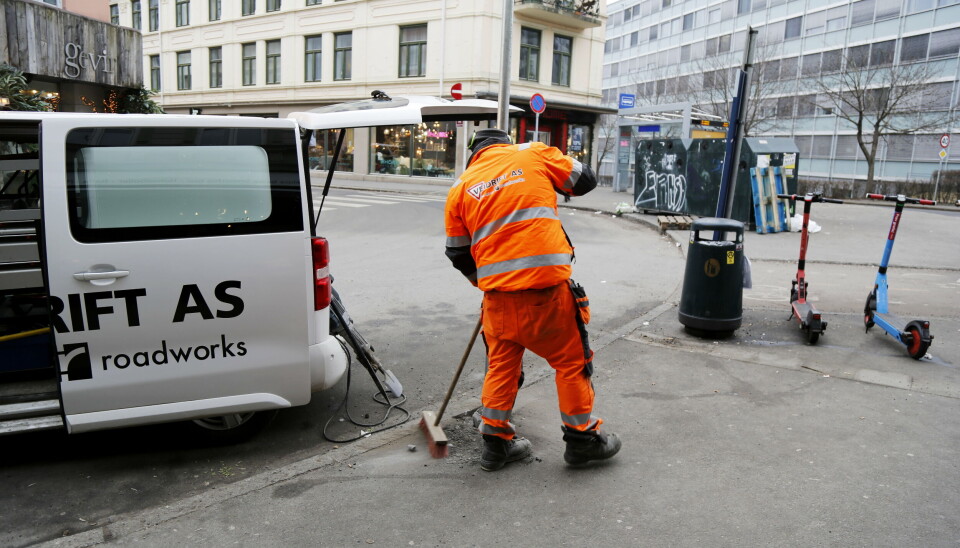 FEIES: Stein og grus fjernes før asfalteringen.