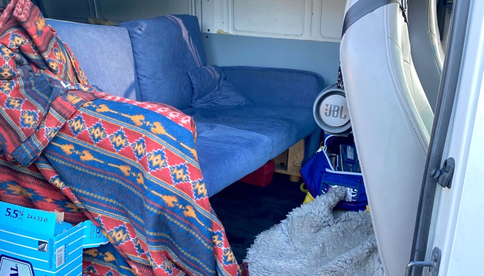 Det var fire personer på tur i denne varebilen. Det kunne ikke fremvises offentlig godkjenning for persontransport på sofaen.
