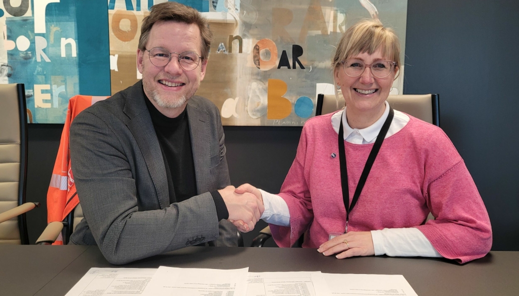 Konsernsjef Jimmy Bengtsson i Veidekke og konserndirektør Utbygging Stine Undrum i Bane Nor signerte avtalen.