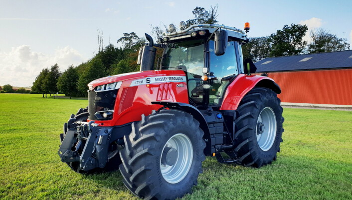 TRAKTOR: En barsk Massey Ferguson-traktor har fått en lyskrone på toppen. TRAKTOR: En barsk Massey Ferguson-traktor har fått en lyskrone på toppen.