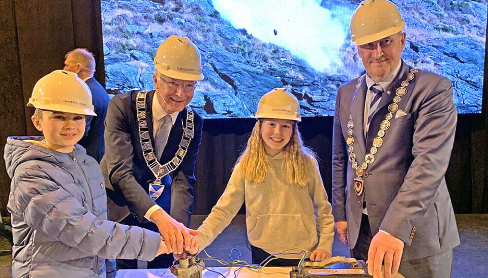 Fra venstre: Henrik Kolbjørnsen (12), Vestland-fylkesordfører Jon Askeland, Amine Kallevåg (10) og Bømlo-ordfører Sammy Olsen satte av første salve for Bømlo fiskerihavn 11. mars 2022.