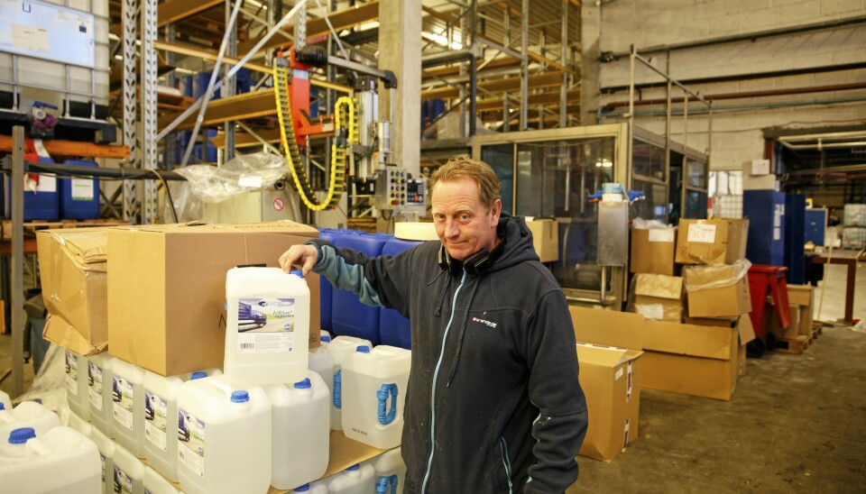 GOD KAPASITET: Daglig leder Arne Karlsen i Re-duce på Fagerstrand tapper AdBlue på kanner og tanker og forteller at de har god kapasitet, men det er viktig å ikke hamstre.