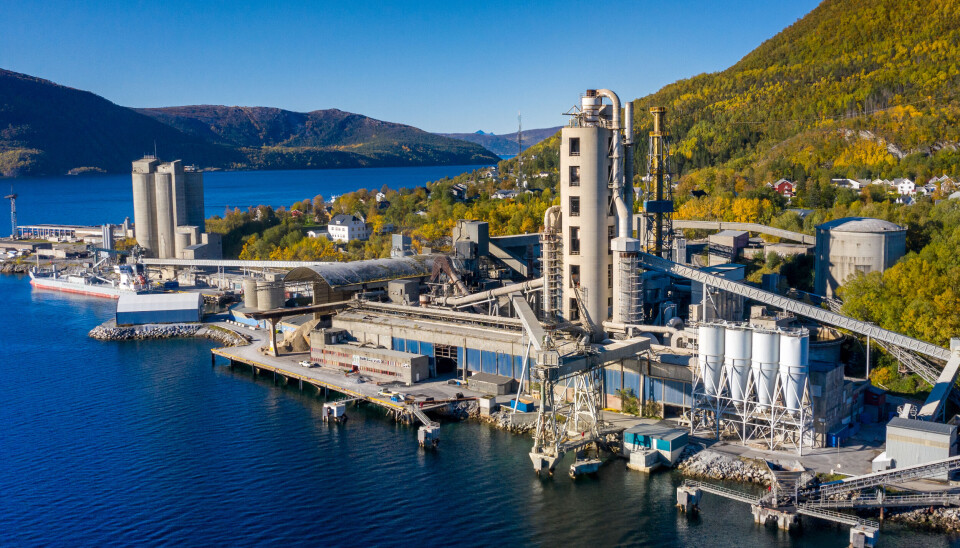 Norcem satser for fullt på å få i gang sementproduksjonen på begge sine fabrikker i helgen. Fabrikken i Kjøpsvik på bildet.