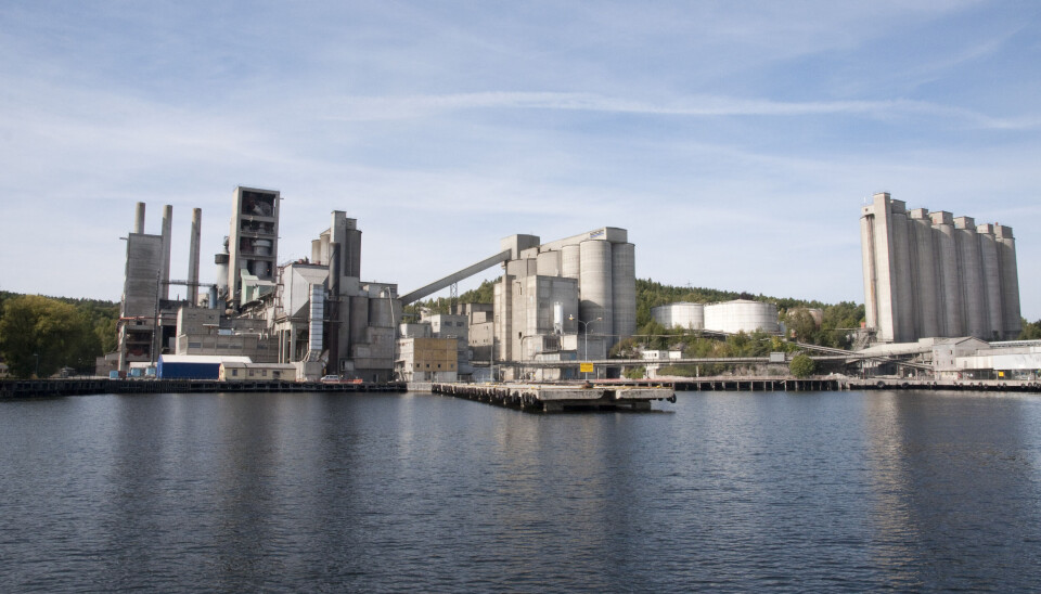 Norcem satser for fullt på å få i gang sementproduksjonen på begge sine fabrikker i helgen. Fabrikken i Brevik på bildet.