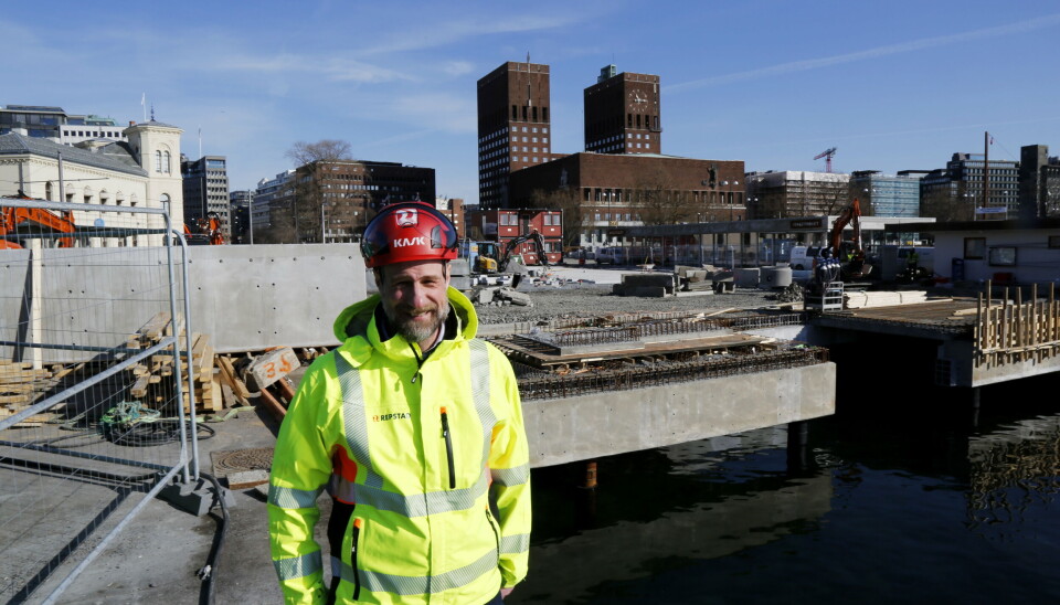 KNAPP TID: Christian Skodde i Repstad Anlegg AS, divisjon Spesialprosjekt, sier brakkene bak må bort i god tid før 17. mai.