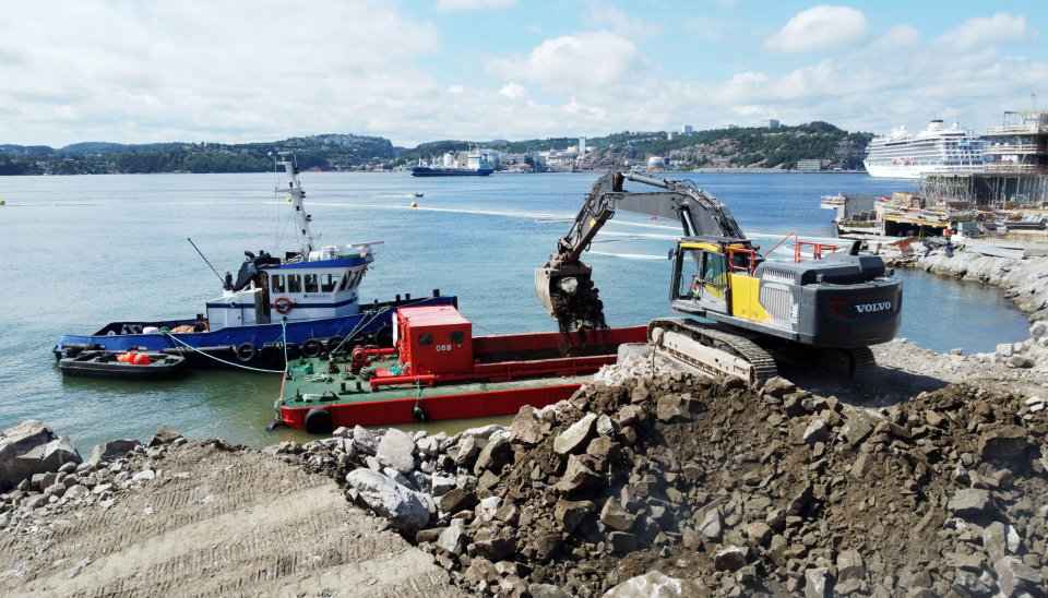 UTSTYR: Sjørelatert arbeid krever utstyr som fungerer til sjøs. Her fra en sjøfyllingsjobb i Kristiansand: Foto: Repstad Anlegg