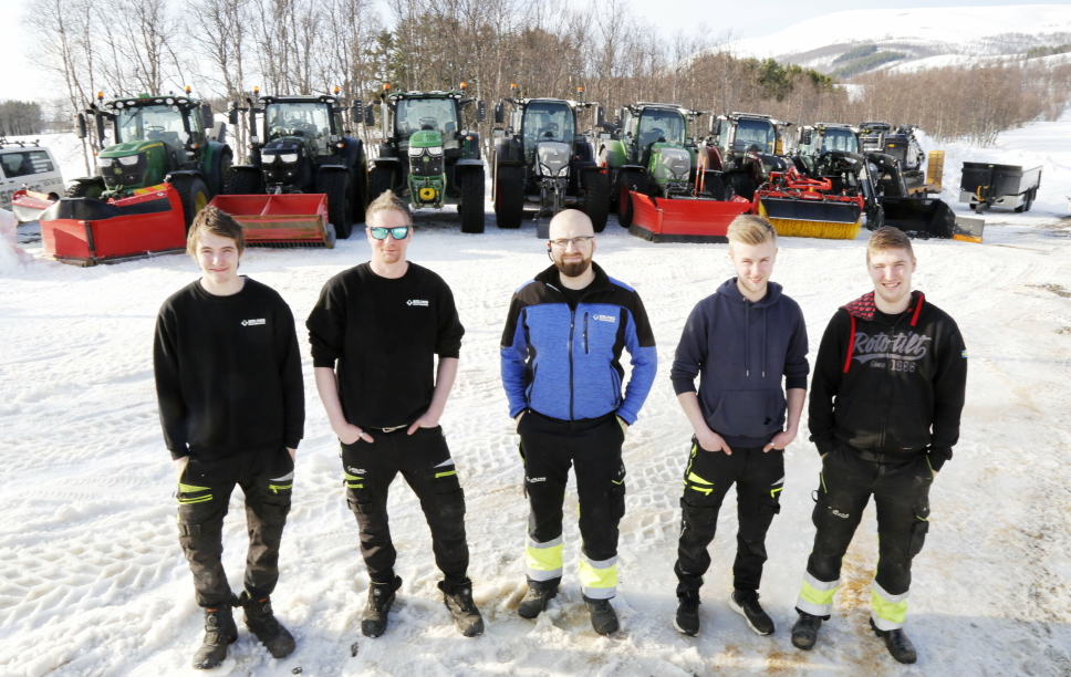 OPPSTILLING: Noen av de ansatte foran sju (av åtte) traktorer i Solnes Multiservice. Fra venstre er Sander Bernhardsen (John Deere), Einar Gangss (Fendt), Julian Solnes (Fendt), William Trydvang (John Deere) og Bjørn Are Johansen (John Deere).