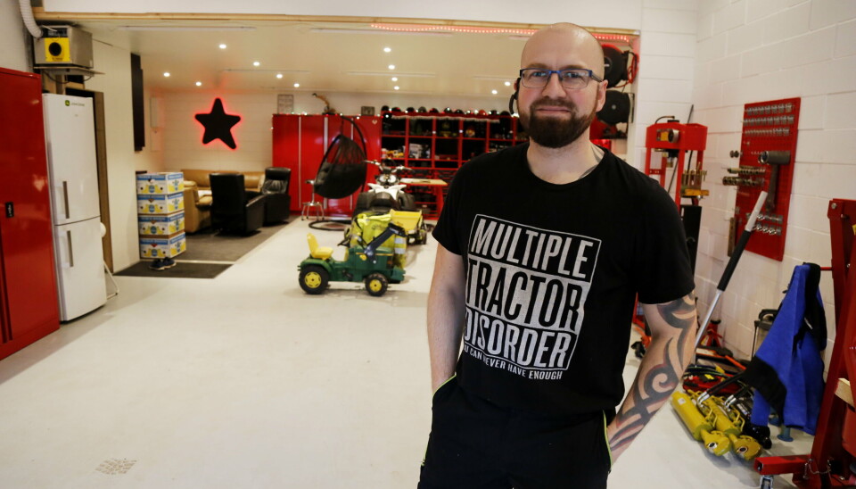 STRØKENT: Garasjen/verkstedet til Solnes Multiservice. Julian Solnes gravde ut plassen selv med en 5-tonner. - Jeg jobbet hver kveld og helg og lang tid, og kjørte bort sikkert 500 lass, sier han. STRØKENT: Garasjen/verkstedet til Solnes Multiservice. Julian Solnes gravde ut plassen selv med en 5-tonner. - Jeg jobbet hver kveld og helg og lang tid, og kjørte bort sikkert 500 lass, sier han.
