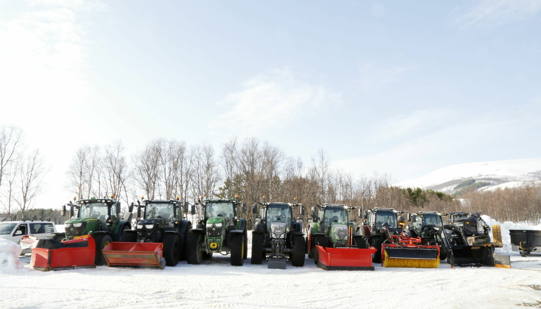 BUKETT: Sju av åtte traktorer i Solnes Multiservice i Borkenes i Kvæfjord kommune, oppstilling på rekke og rad.