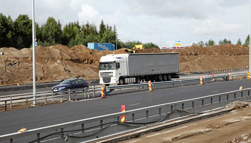 Illustrasjonsbilde; utenlandsk vogntog på E6 ved Gardermoen, 2016.
