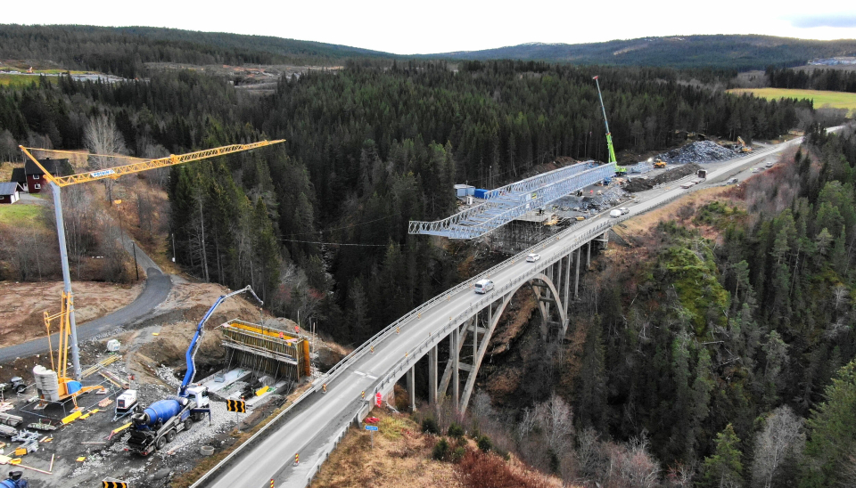 Interimsbru E6 Stavåbrua i Rennebu kommune, som bygges til venstre i dette bildet, er nå ferdig og åpnes for trafikk onsdag 23. mars kl. 12.00.