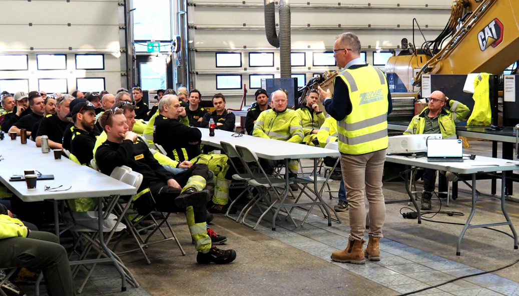 Adm. direktør Erik Sollerud er veldig engasjert når det gjelder sikkerhetsarbeid. Her snakker han med ansatte under Pons sikkerhetsuke 2022.