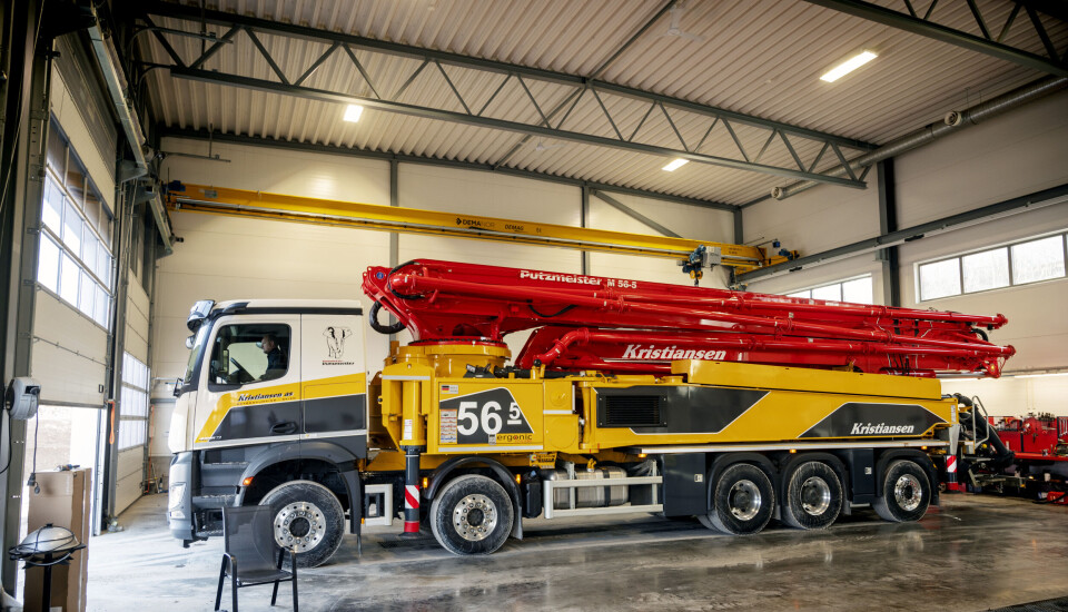 LANG: Selv om verkstedet er stort fylles det nesten opp når den 14,5 meter lange betongpumpa kjøres inn.