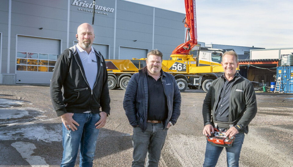 FASTE: Det er Tore Gausland (t.v.) i TG Pumpeservice har levert påbygget og Paul Magne Solstad i Bertel O. Steen chassiset til Gøran Kristiansens nye betongpumpe.