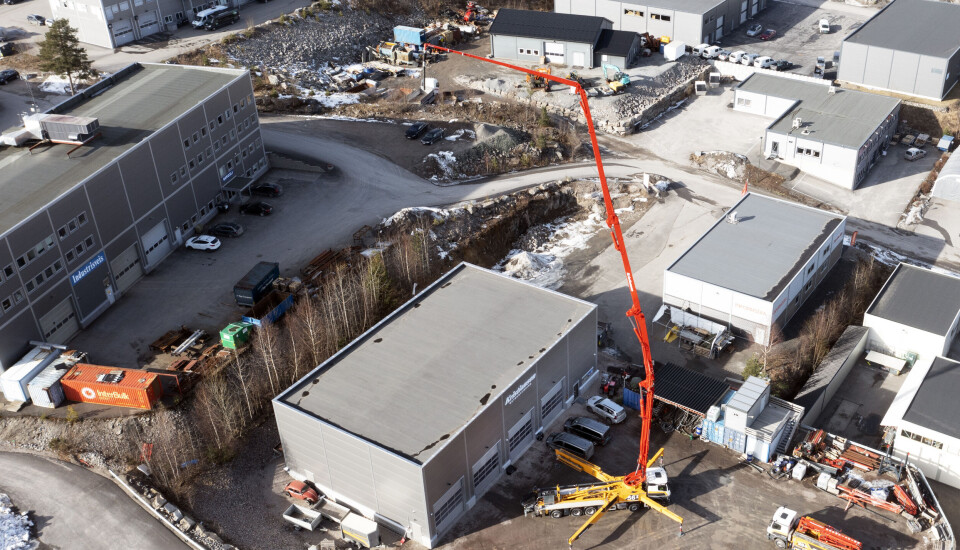 STJERNE: Bilen står som ei stjerne når støttebena er helt kjørt ut.