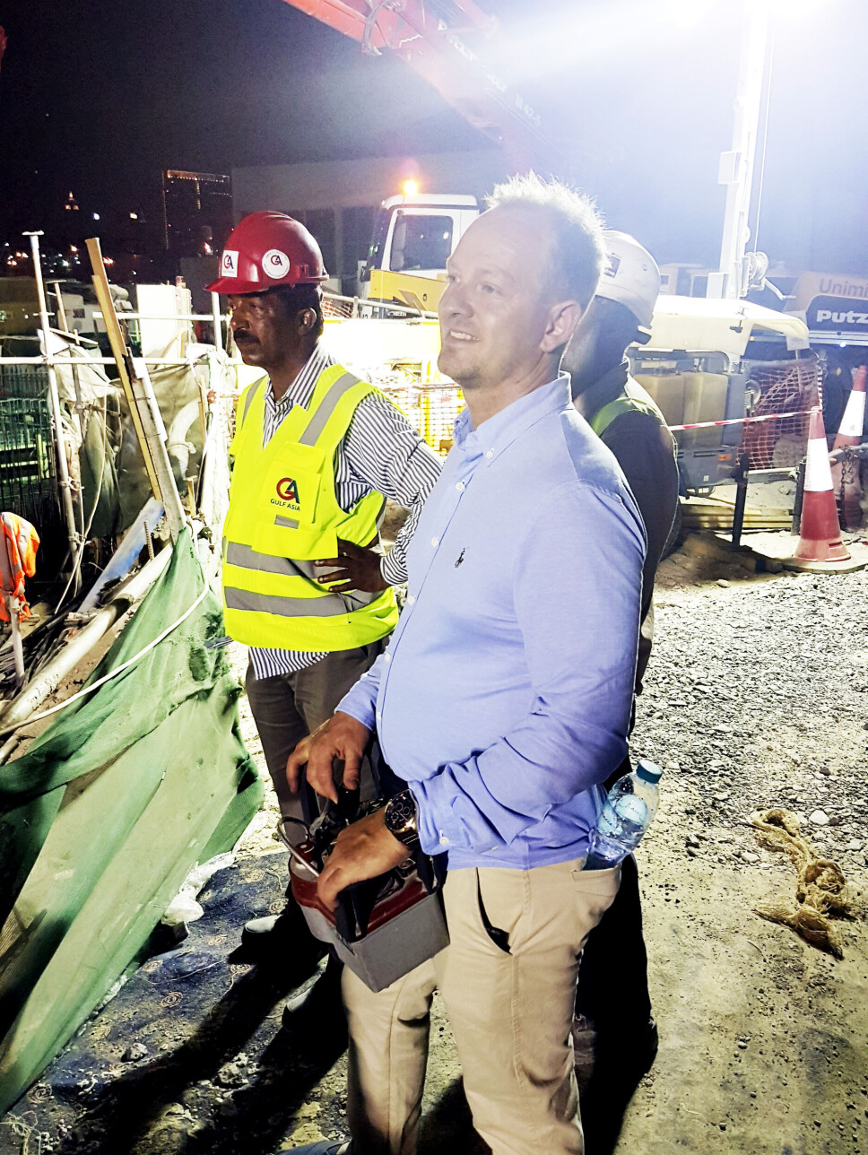 VIKAR: Gøran Kristiansen fulgte etter en betongbil i Dubai. og fikk kjøre betongpumpe der også.