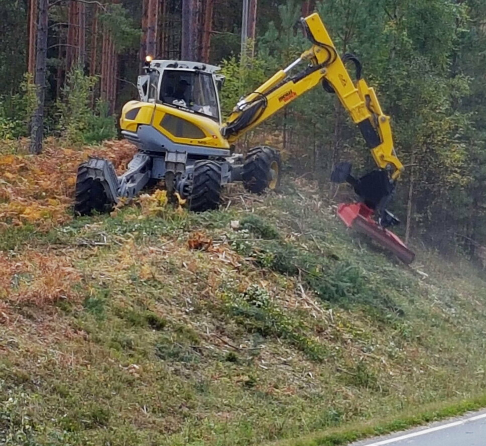 NY: Fra september ifjor og frem til jul, ryddet Bjørn Erik Sørensen veiskråninger med den nye Tokvam-freseren.